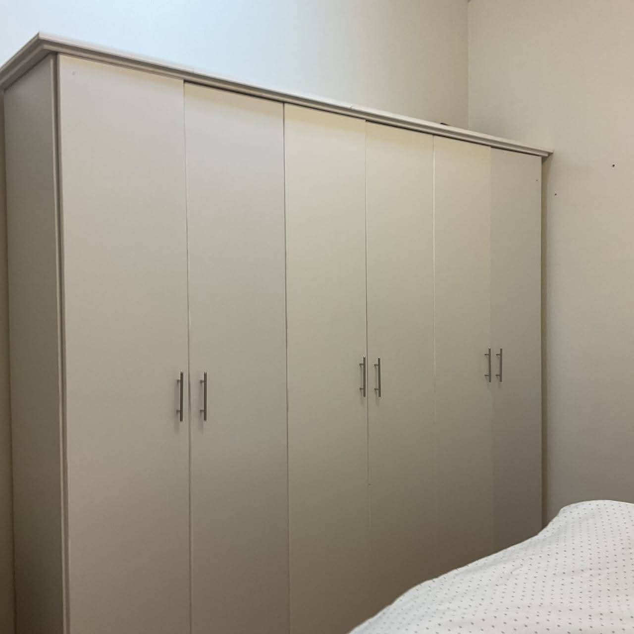 خزانة ملابس كبيرة ونظيفة للبيع بحالة جيدة - Tabuk Haraj Furniture